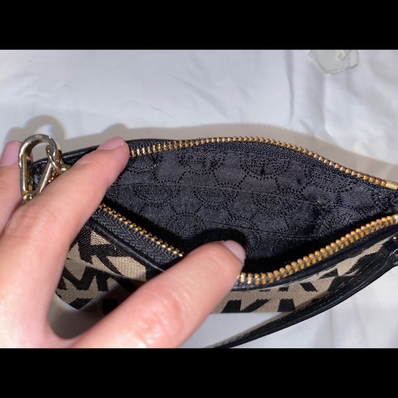 Michael Kors wristlet - Picture 3 of 3